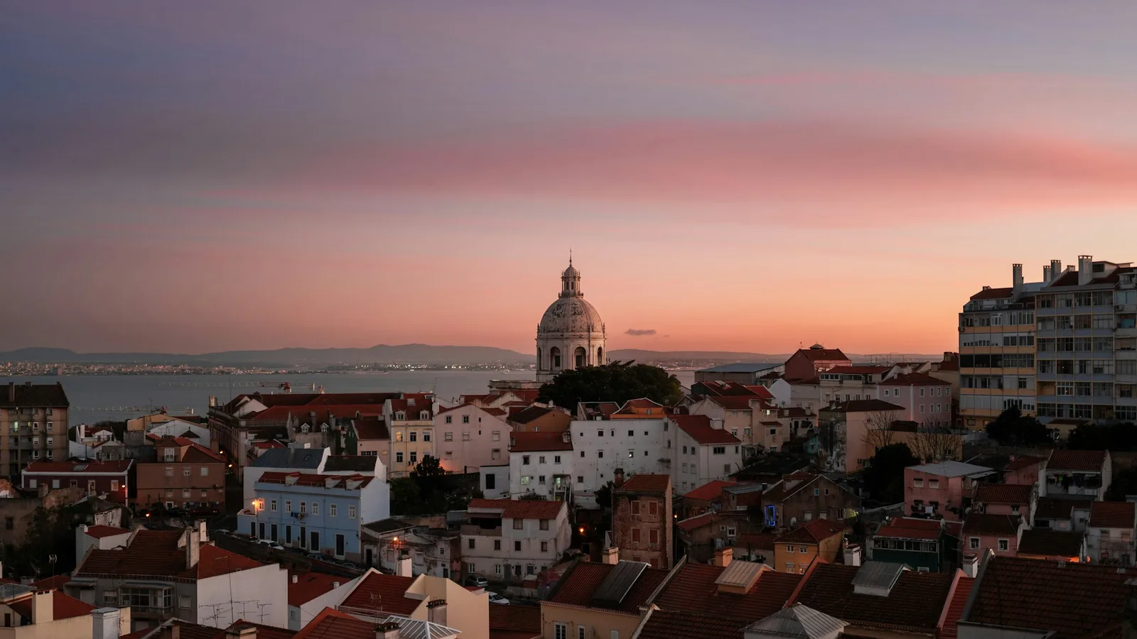 Les toits de Lisbonne dans la lumière pastel du soir