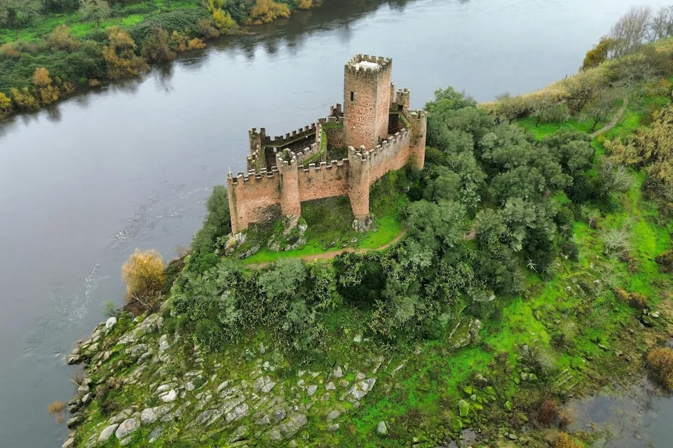 Le château d’Almourol sur son île du Tage, vu du ciel