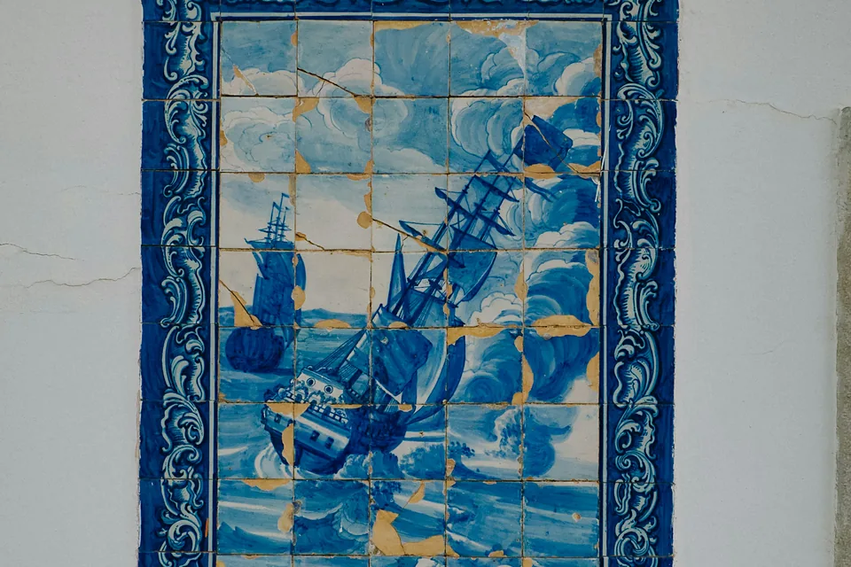 Un panneau d’azulejos bleu et blanc représentant des voiliers