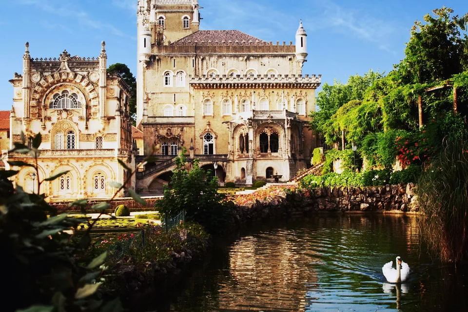 Le palais de Buçaco et son lac, au milieu de la forêt