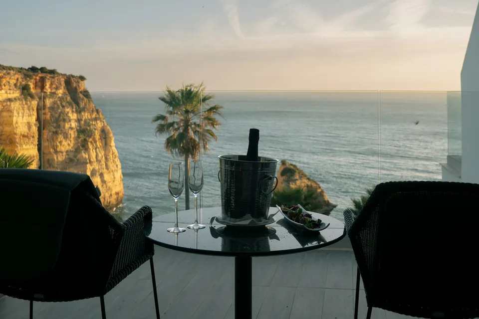 Du champagne sur la terrasse d’un hôtel au-dessus de la mer, à Carvoeiro