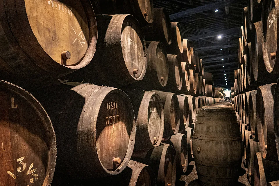 Des fûts de porto dans une ancienne cave