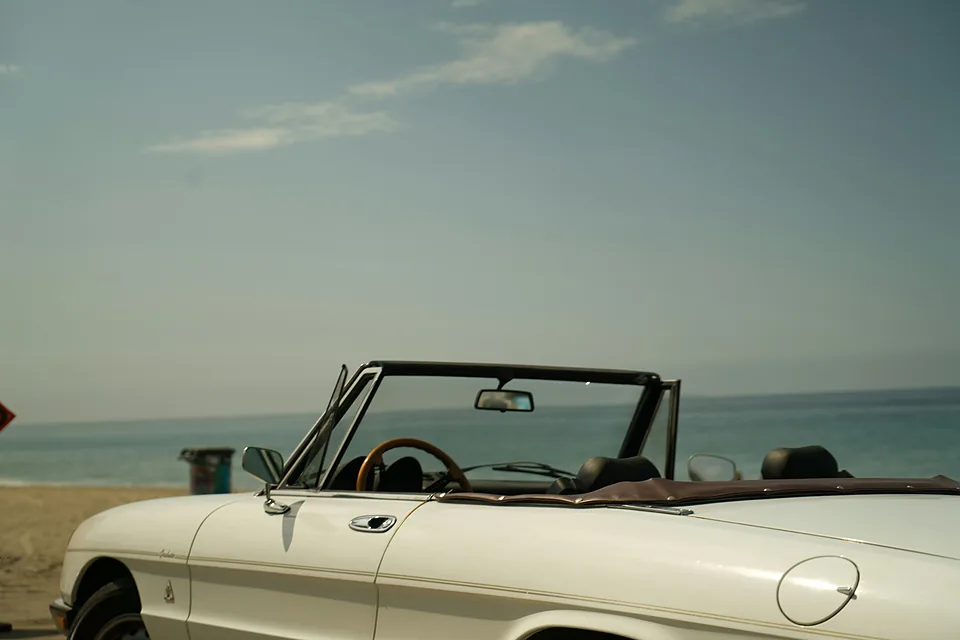Un cabriolet de collection au bord de la mer