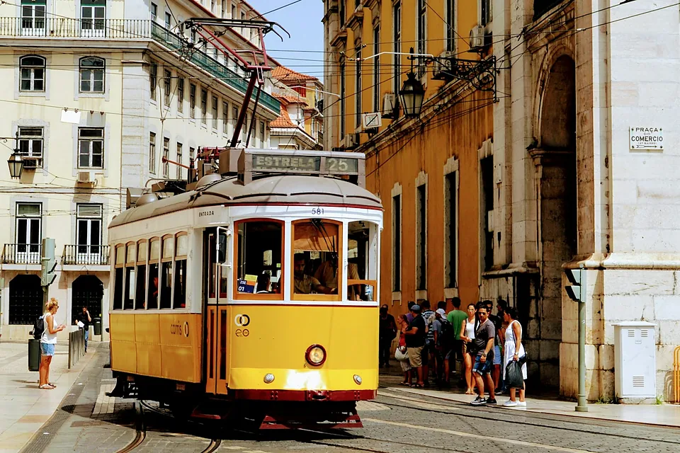 Un tramway jaune dans le centre de Lisbonne