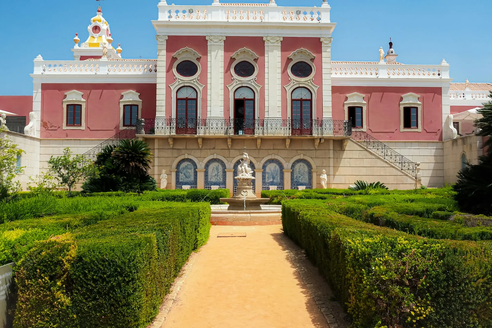 La façade rose et les jardins du palais d’Estoi, en Algarve, aujourd’hui un hôtel