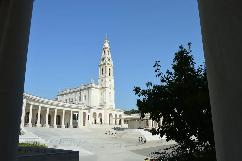 La basilique du sanctuaire de Fátima sous un ciel bleu