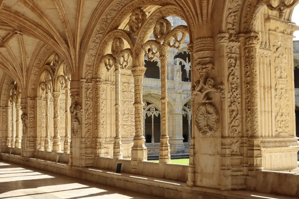 Le cloître manuélin du monastère des Hiéronymites, à Lisbonne, dans la lumière de l’après-midi