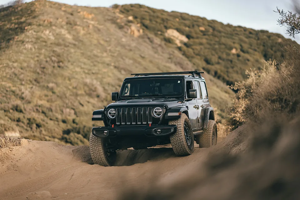 Un 4x4 sur une piste en terre