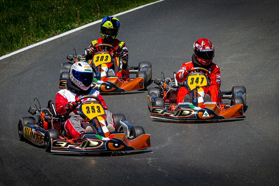 Des karts en course sur une piste