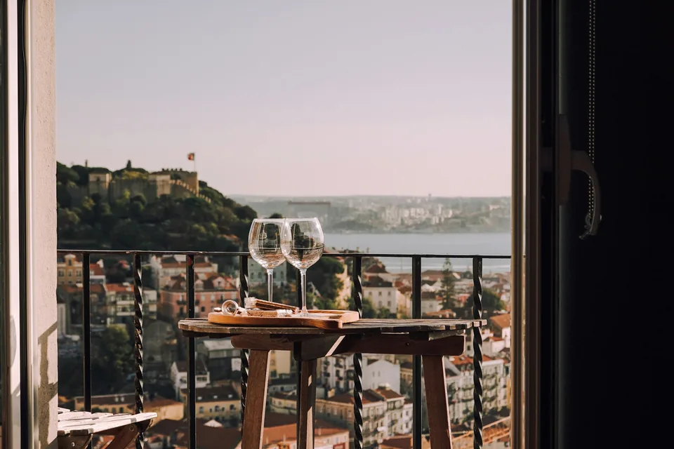 Deux verres de vin sur un balcon face au château Saint-Georges, à Lisbonne
