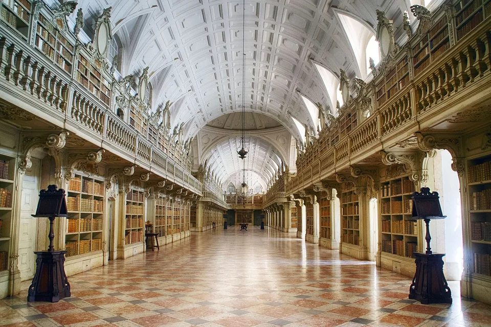 La bibliothèque baroque du palais national de Mafra