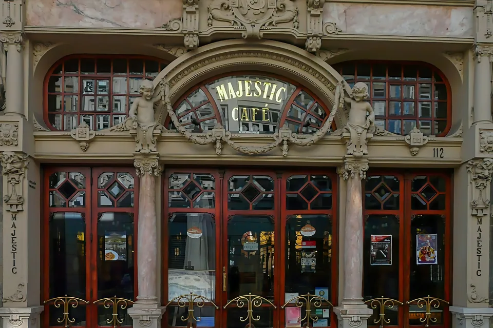 La façade Art nouveau du Majestic Café, à Porto