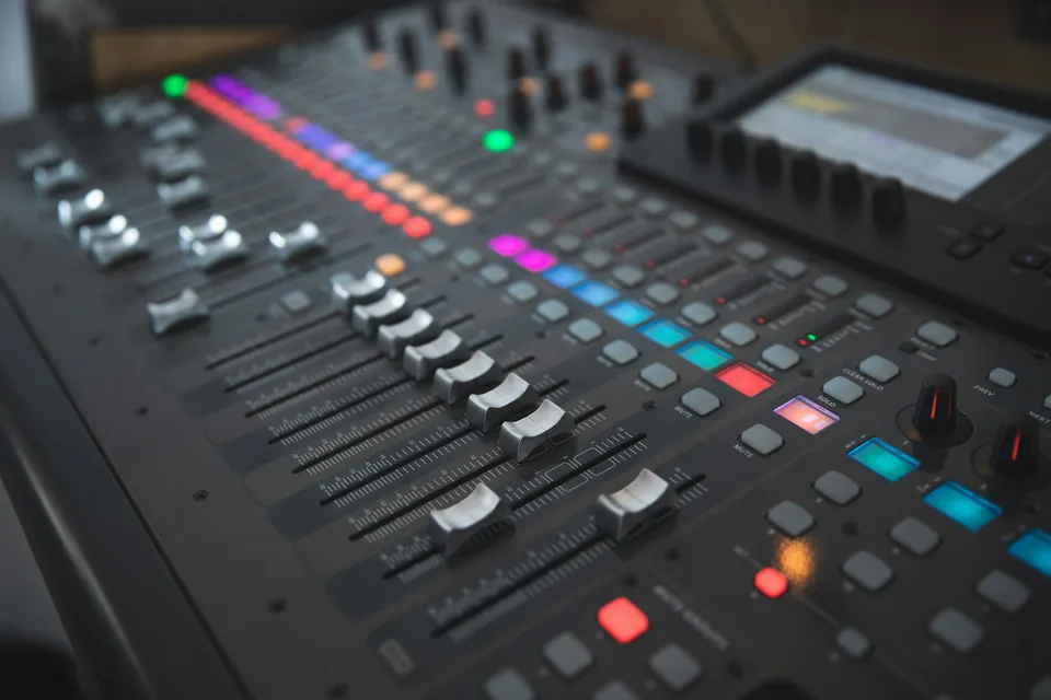 Une table de mixage lors d’un événement