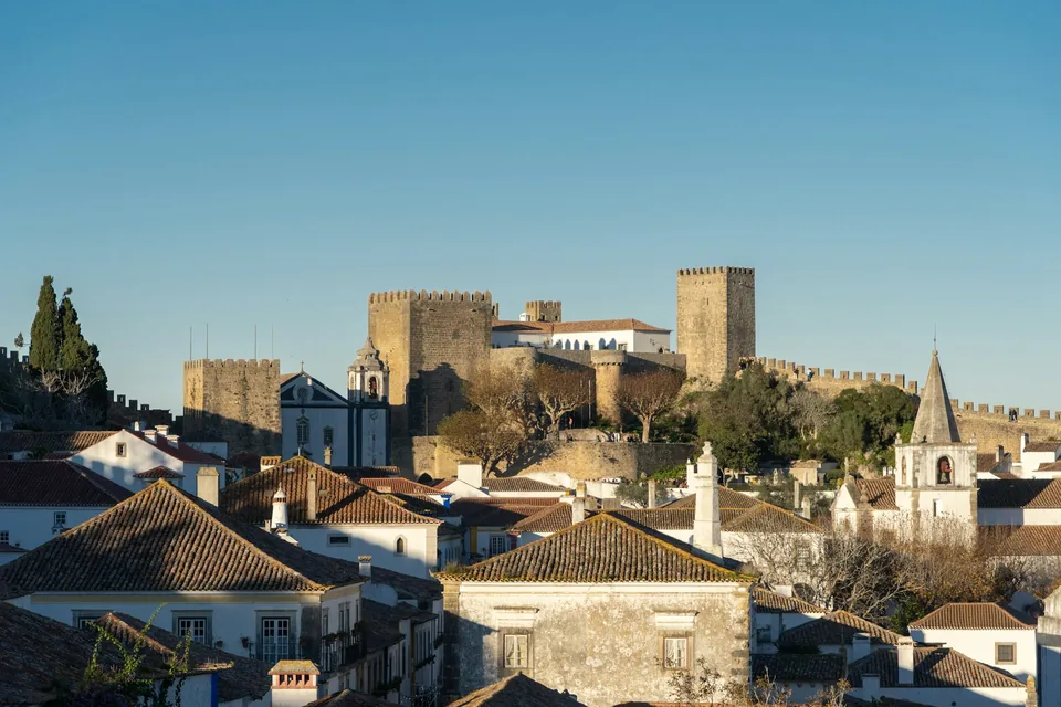 La ville fortifiée et le château d’Óbidos dans une lumière chaude