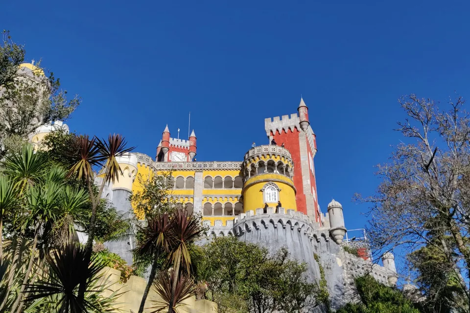 Les tours jaunes et rouges du palais de Pena, à Sintra