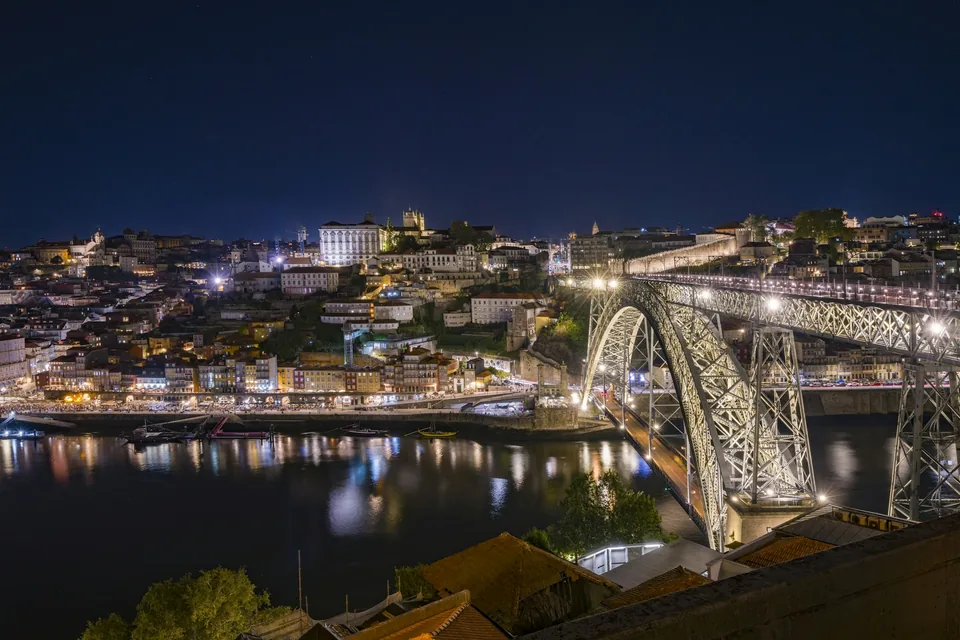 La Ribeira et le pont Dom Luís I, à Porto, la nuit