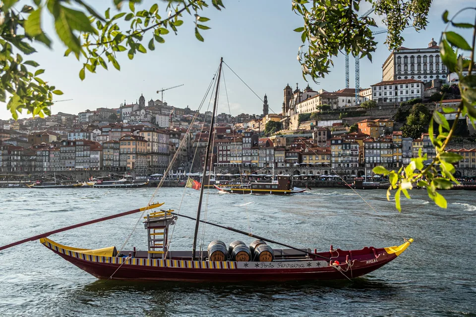 Un rabelo traditionnel sur le Douro, avec Porto en arrière-plan