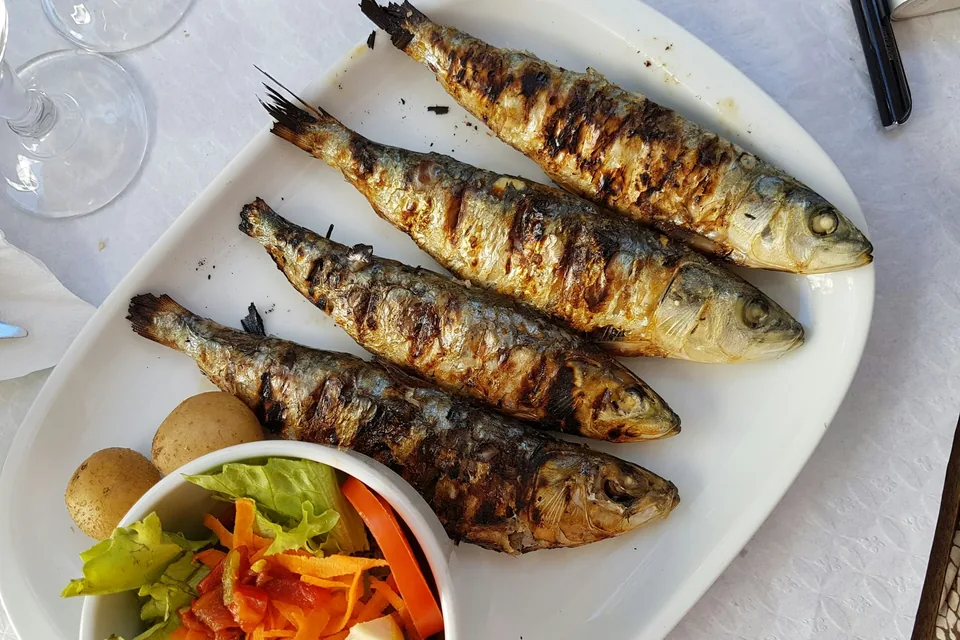 Des sardines grillées avec pommes de terre et salade, à Lisbonne